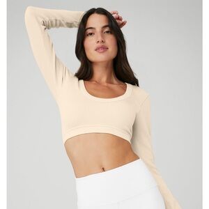 Alo Yoga Seamless Ribbed Cropped Serene Long Sleeve in macadamia (size small)